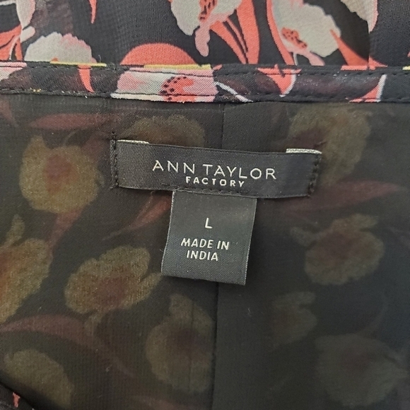 Ann Taylor factory floral short sleeve blouse - Picture 7 of 9